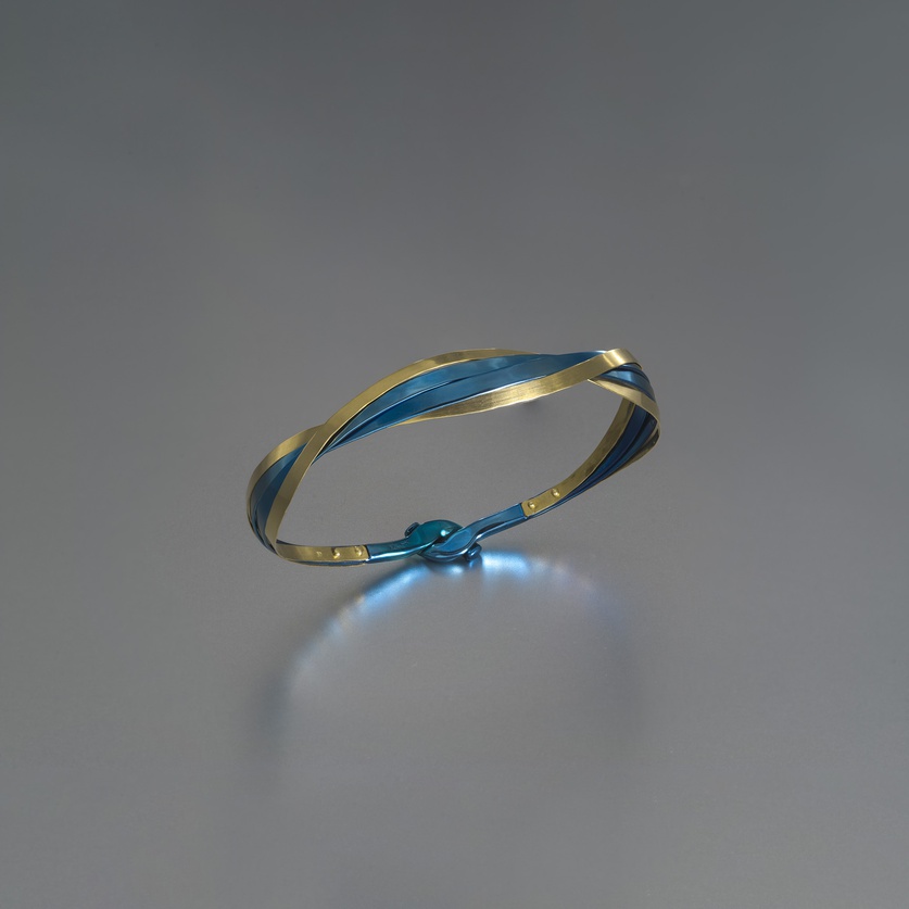 Elegant bracelet of contemporary design in titanium and gold