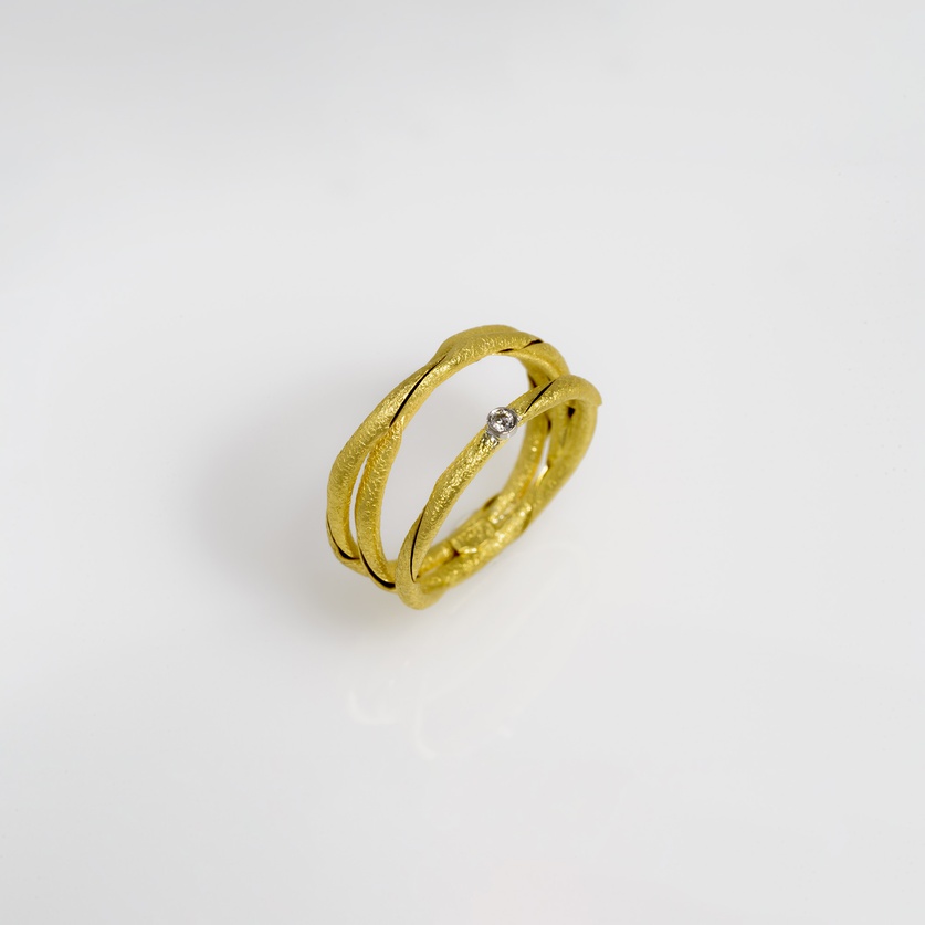 Gold ring in chenier technique with diamond