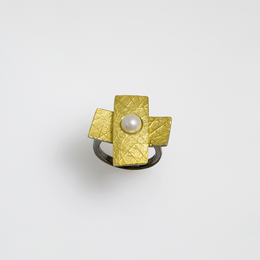 Δαχτυλίδι με σχήμα σταυρού σε ασήμι, χρυσό και μαργαριτάρι
