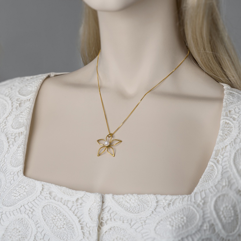 Flower-shaped gold pendant with freshwater pearl