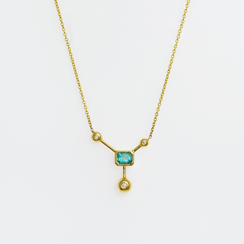 Distinctive gold pendant with emerald and diamonds