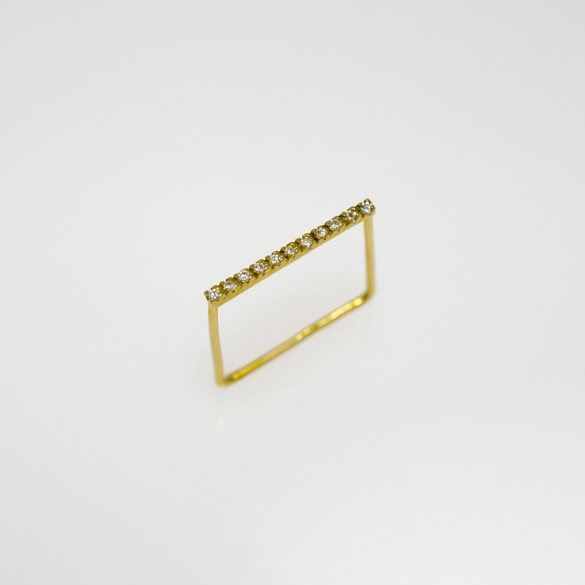 Κομψό τετράγωνο δαχτυλίδι σε χρυσό με διαμάντια μπριγιάν