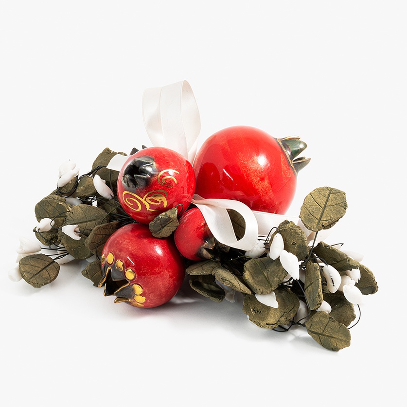 Γιορτινή σύνθεση με ρόδια και πράσινα φύλλα