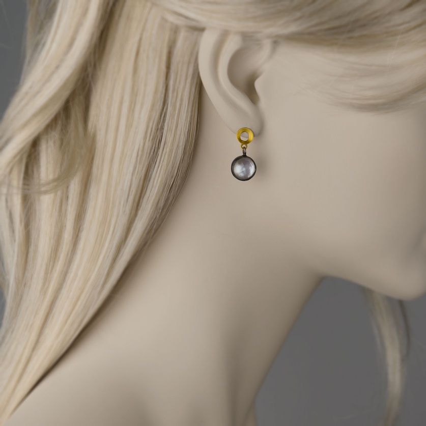Ασημένια και χρυσά σκουλαρίκια κλασικού design με πέτρα doublet φίλντισι