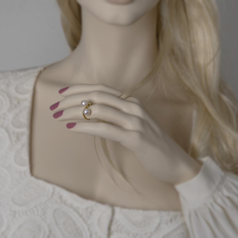 Sleek ring in yellow gold and freshwater pearls