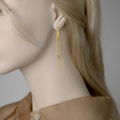 Μακριά σκουλαρίκια σε σχήμα περόνης σε χρυσό