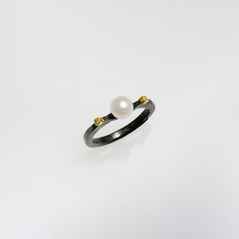 Elegant silver ring with gold, pearl & small diamonds