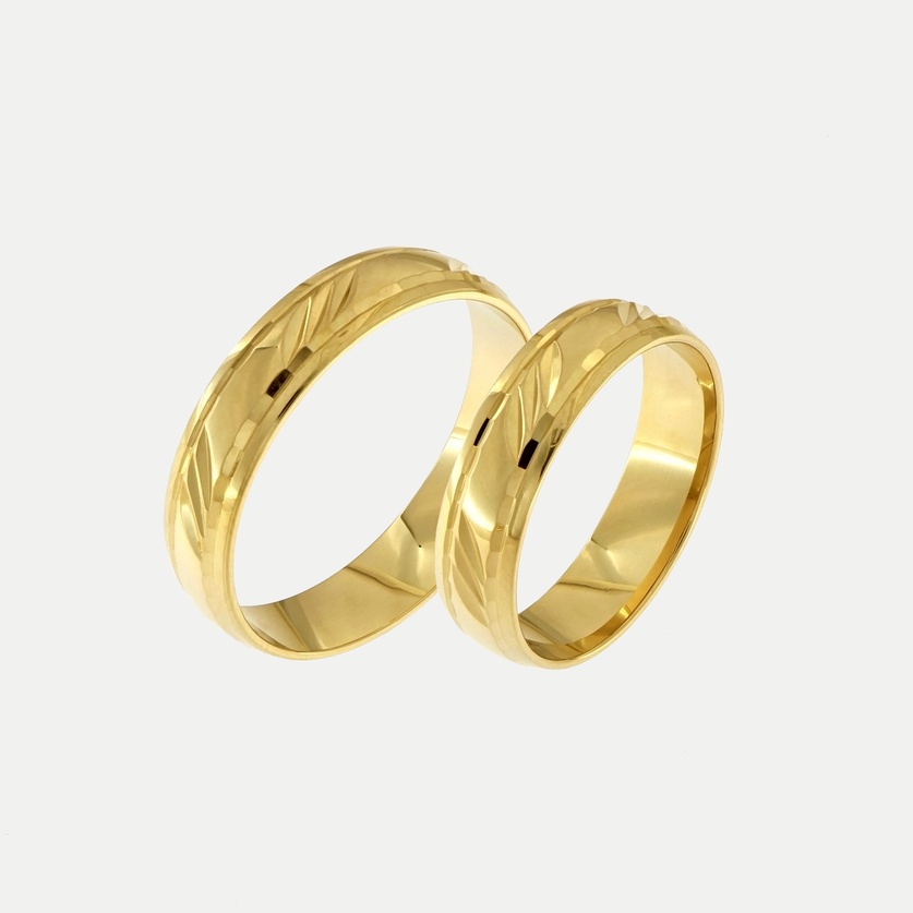 Gold wedding rings with a diagonal engraved pattern