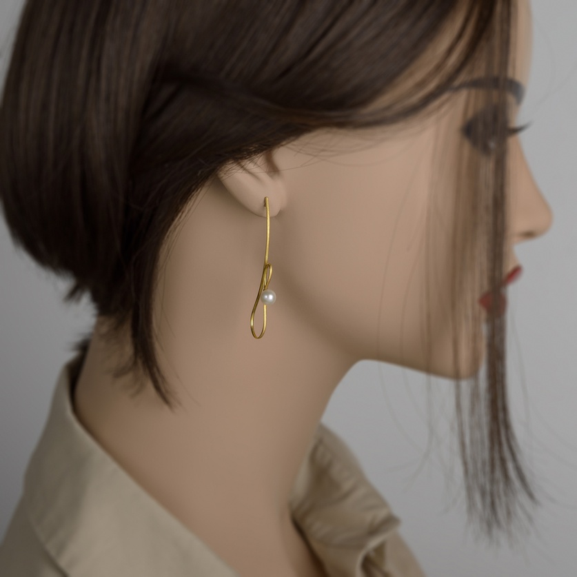 Graceful drop earrings in gold with pearl