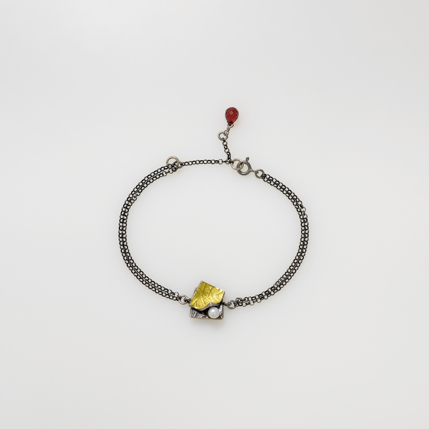 Elegant chain bracelet in silver & gold with pearl & garnet