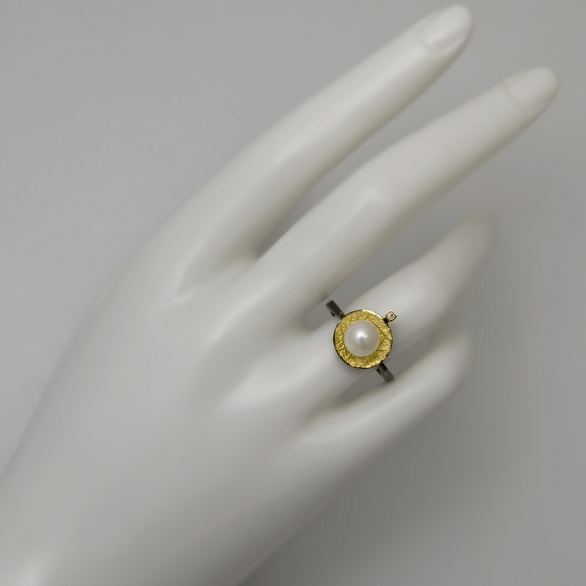 Pearl silver ring with gold and diamond