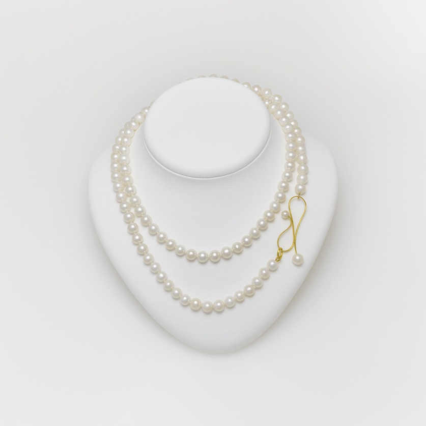 Impressive long necklace with gold and white pearls
