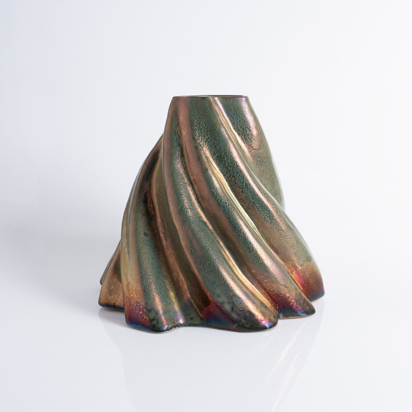 Impressive bronze-toned vase