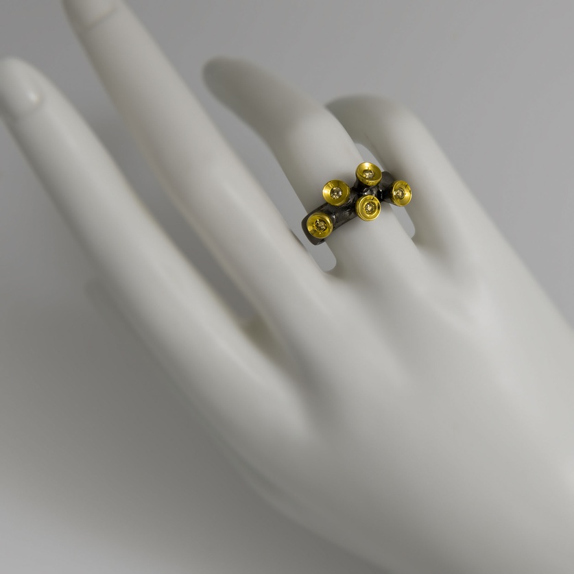 Επιβλητικό ασημένιο δαχτυλίδι με "λουλούδια" από χρυσό και διαμάντια μπριγιάν