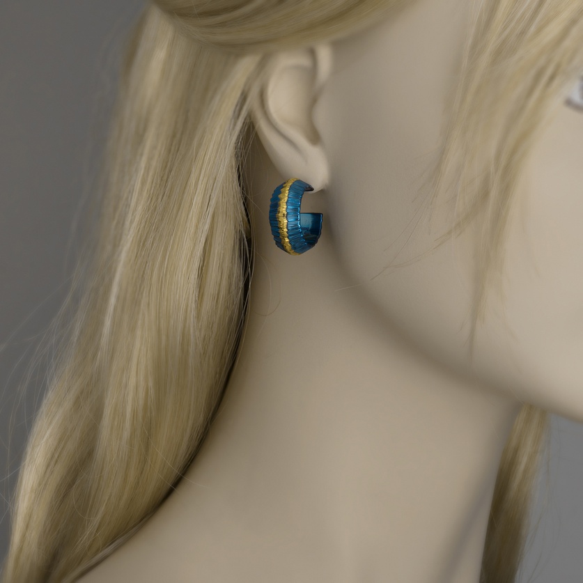 Stud titanium earrings with strip of gold