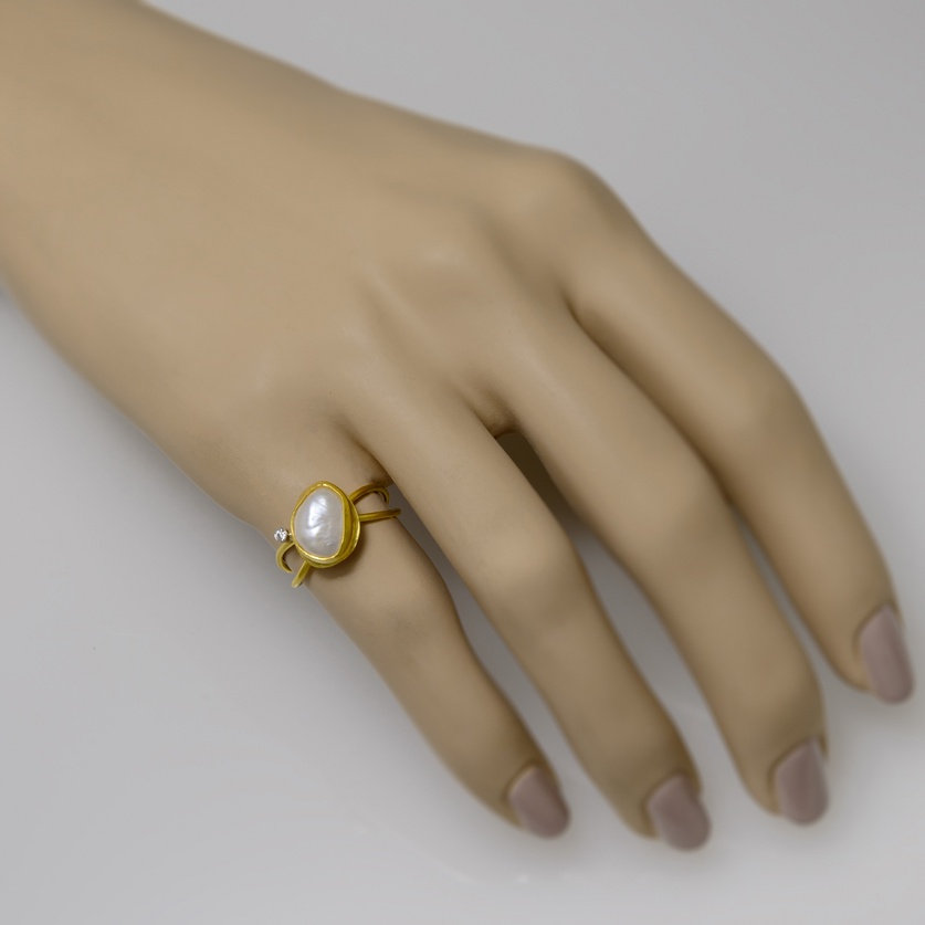 Γοητευτικό χρυσό δαχτυλίδι με μαργαριτάρι και διαμάντι
