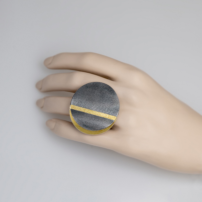 Modern silver ring with gold inlay in disc form