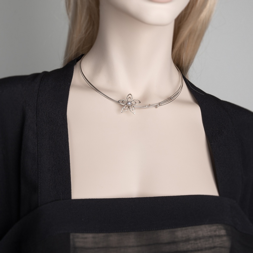 Flower-shaped silver necklace with pearls