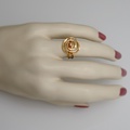 Κομψό σπειροειδές δαχτυλίδι σε ροζ χρυσό με διαμάντι