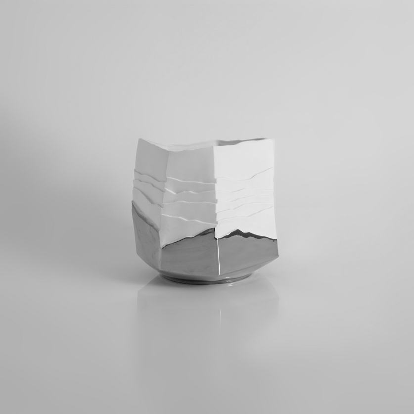 Low porcelain form with a platinum finish