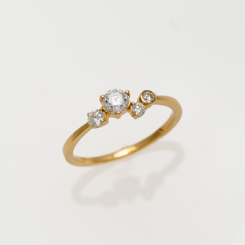 Elegant Gold Engagement Ring With Brilliant-Cut Diamonds
