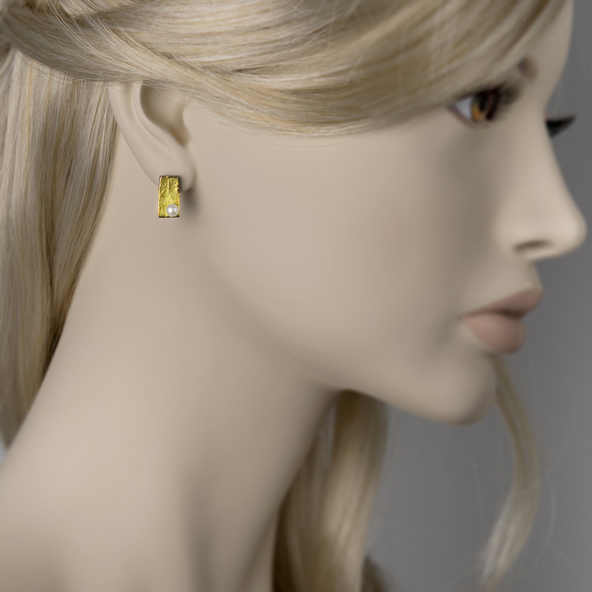 Stud silver earrings with gold inlay and pearls