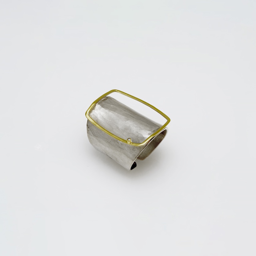 Φαρδύ δαχτυλίδι με τετράγωνο πλαίσιο σε ασήμι, χρυσό και διάμαντι