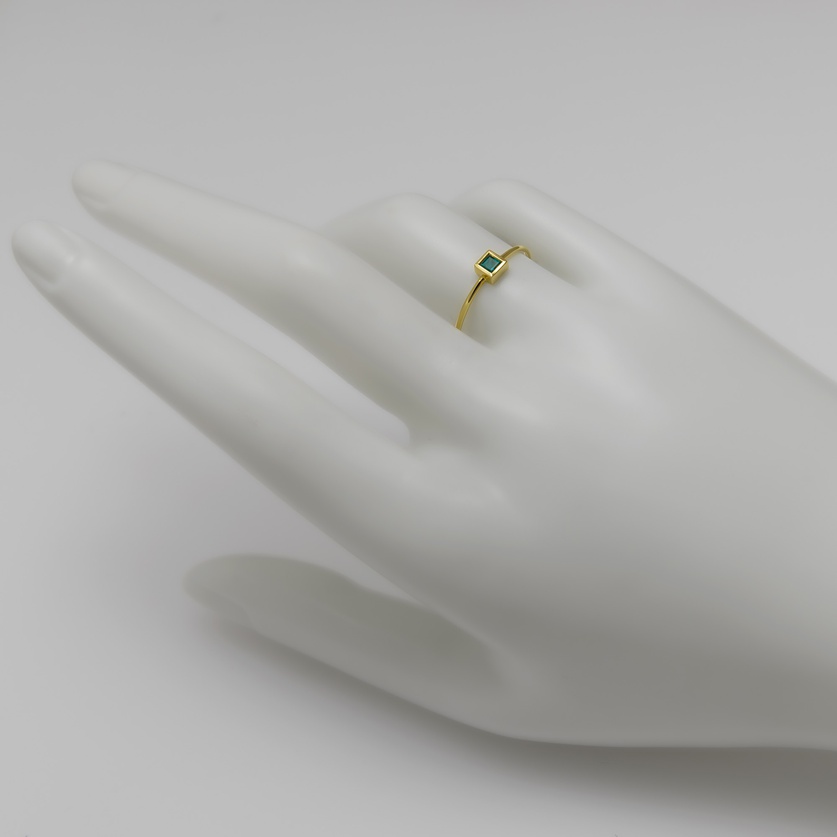 Square ring in gold with emerald