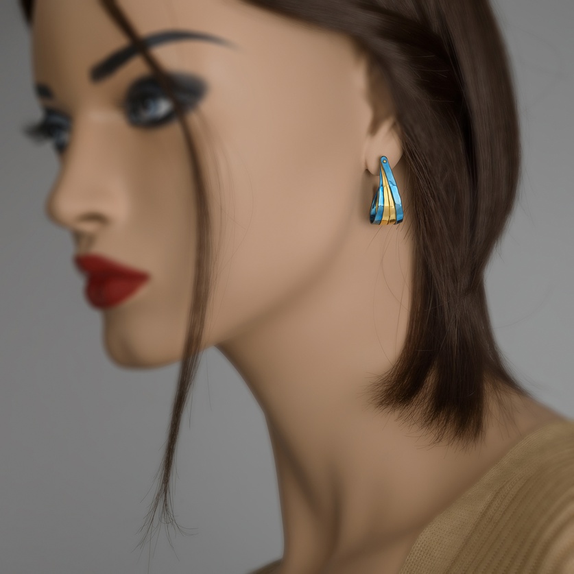 Semi-circular earrings of classical beauty in titanium and gold