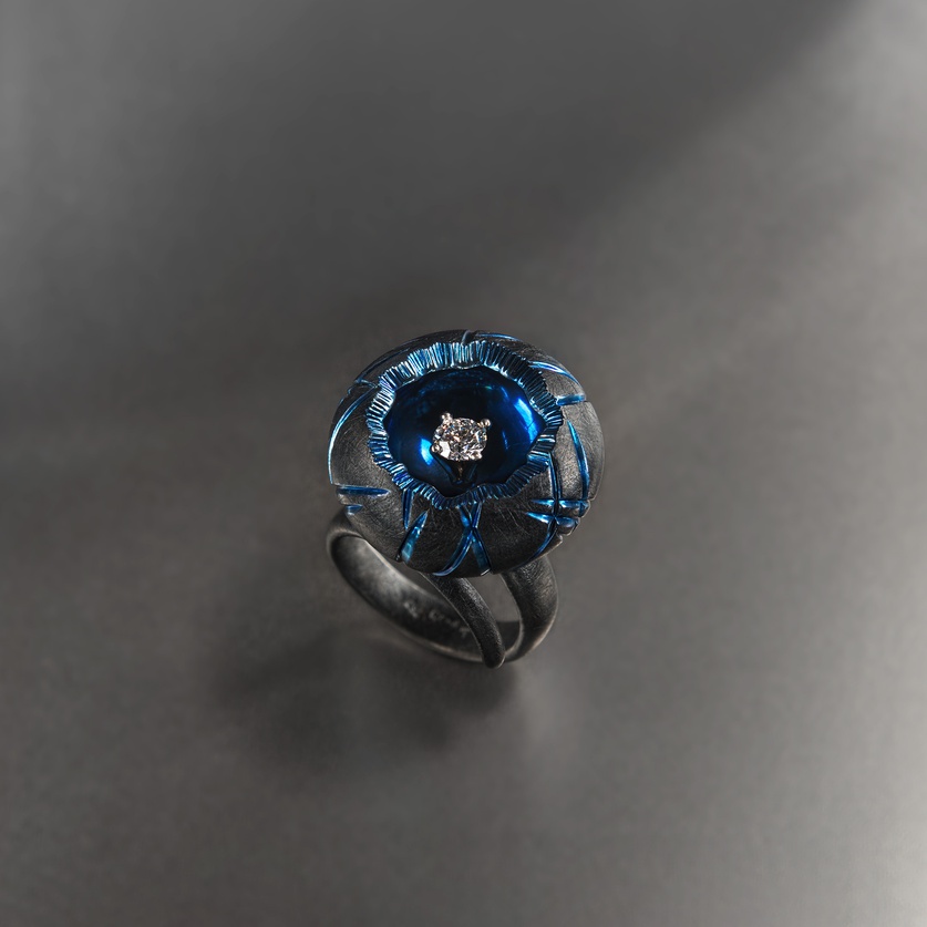 Impressive black & blue ring in titanium with diamond
