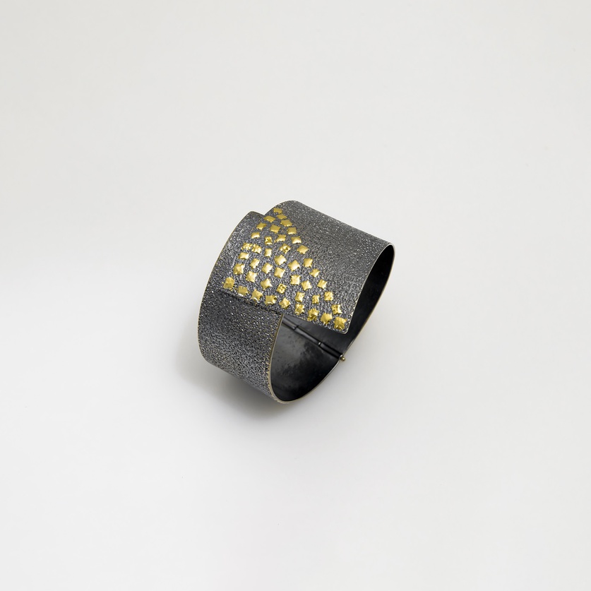 Exquisite cuff bracelet in oxidized silver and K18 gold