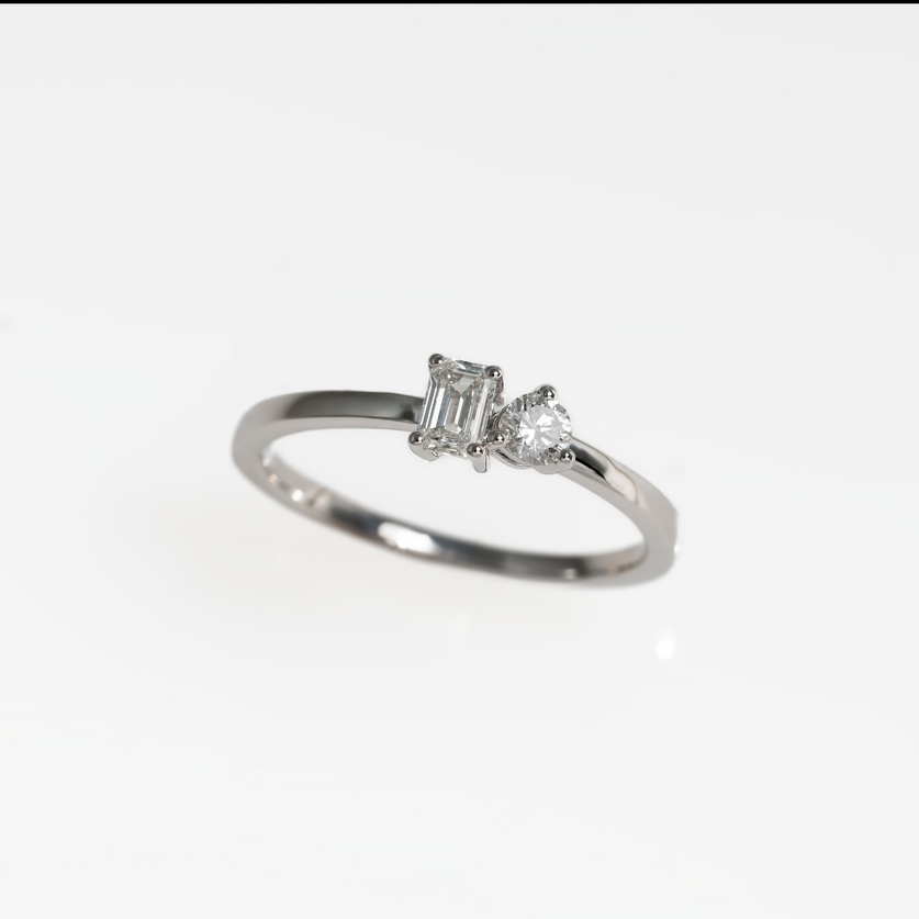 Beautiful White Gold Engagement Ring with Emerald-Cut & Brilliant-Cut Diamond