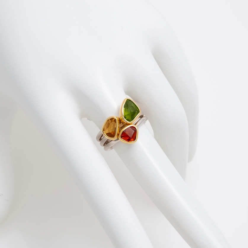 Exceptional ring with peridot, heliodor and garnet