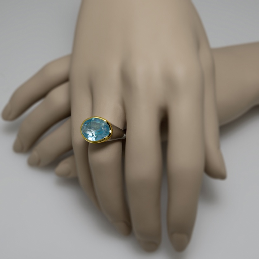Exceptional aquamarine silver & gold ring