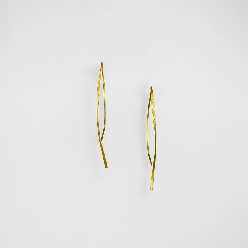 Long pin-shaped earrings in gold