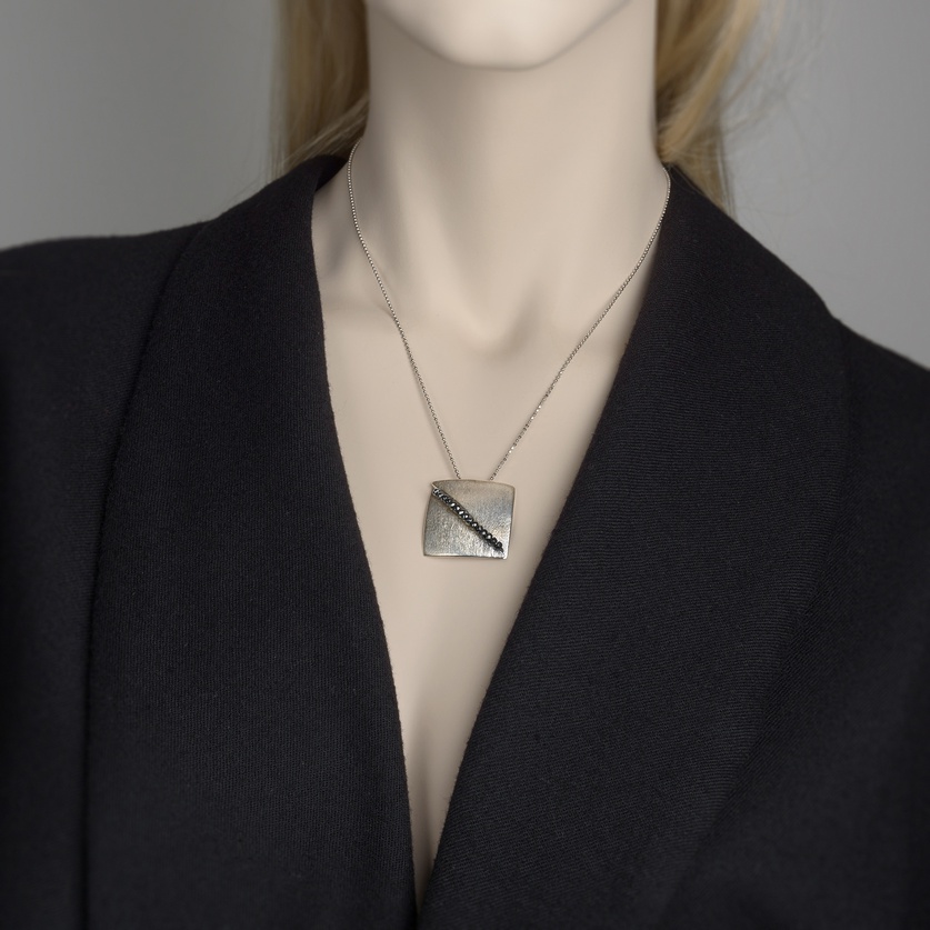Square necklace in silver with hematites