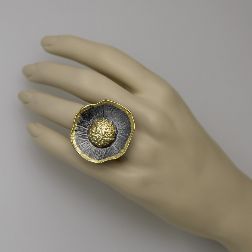 Flower-shaped ring in silver and gold inlay