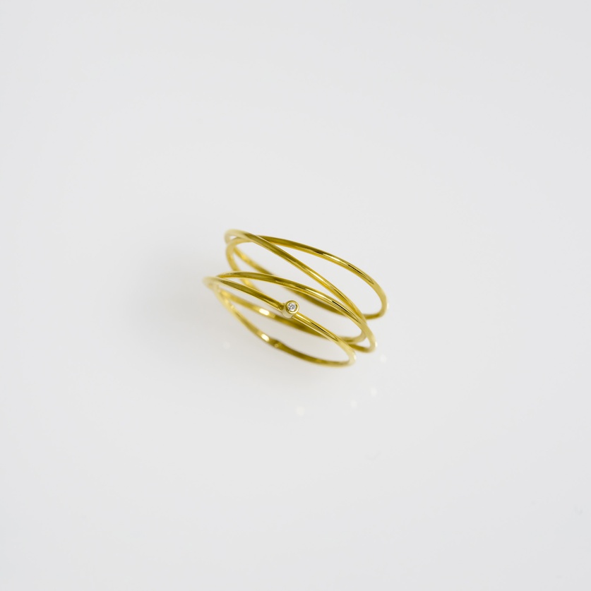 Spiralling ring in K14 gold with diamond (small size)
