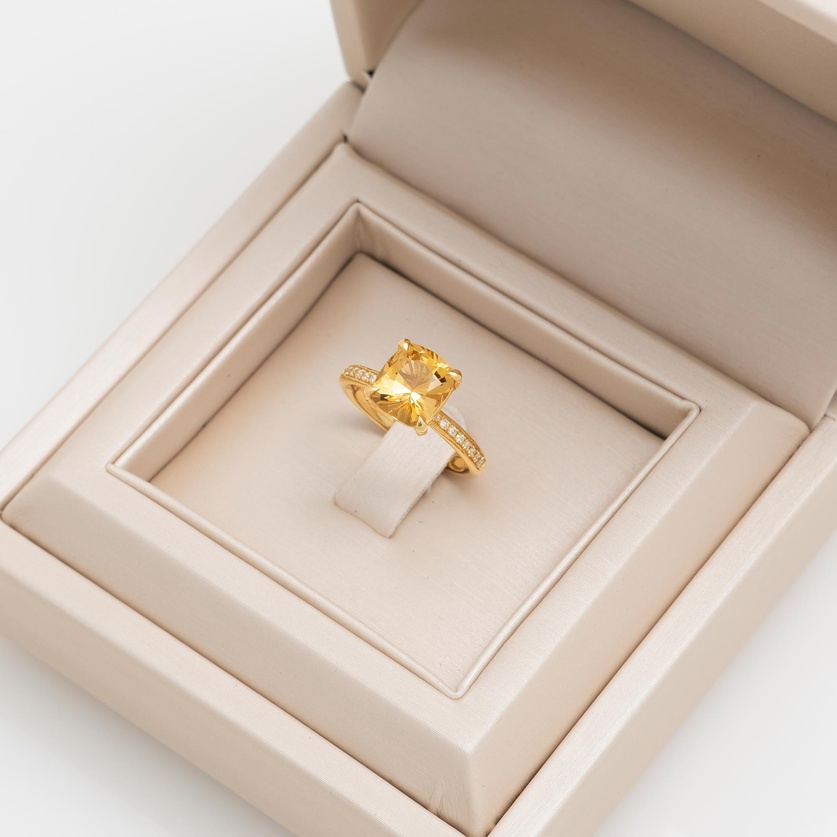 Stunning gold ring with yellow beryl and brilliant-cut diamonds