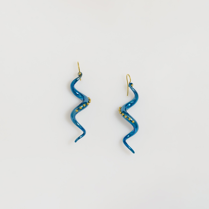Playful titanium earrings with details in gold