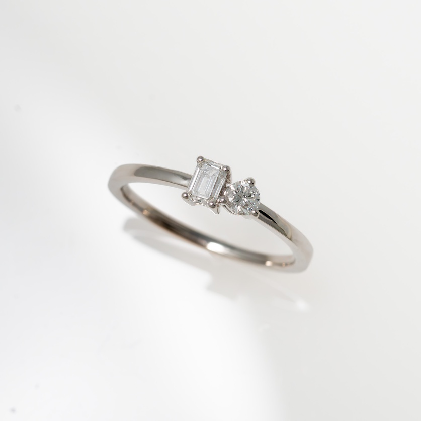 Beautiful White Gold Engagement Ring with Emerald-Cut & Brilliant-Cut Diamond
