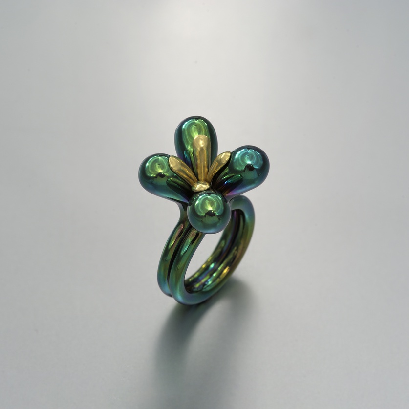 Ring in titanium of superb green color with gold
