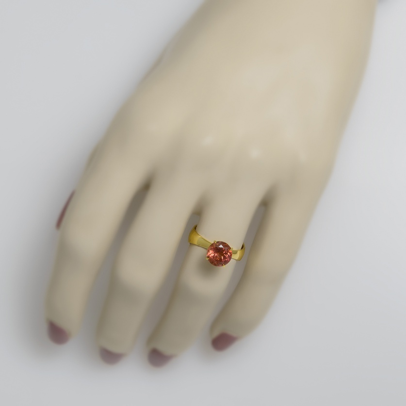 Astonishing yellow-gold ring with diamonds and tourmaline