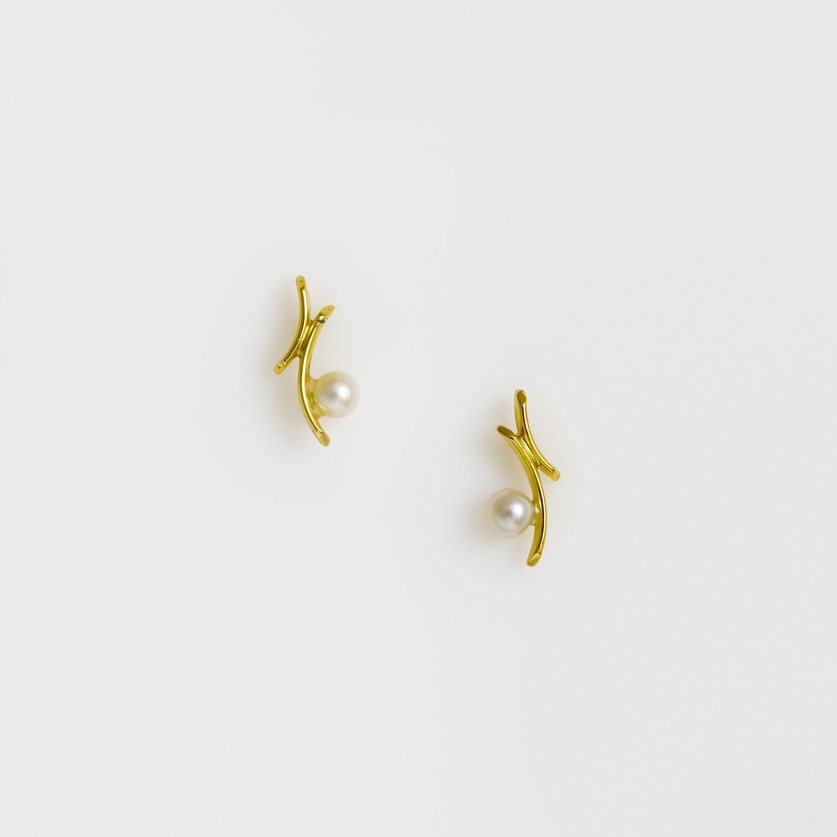 Minimalist stud earrings in gold with pearl