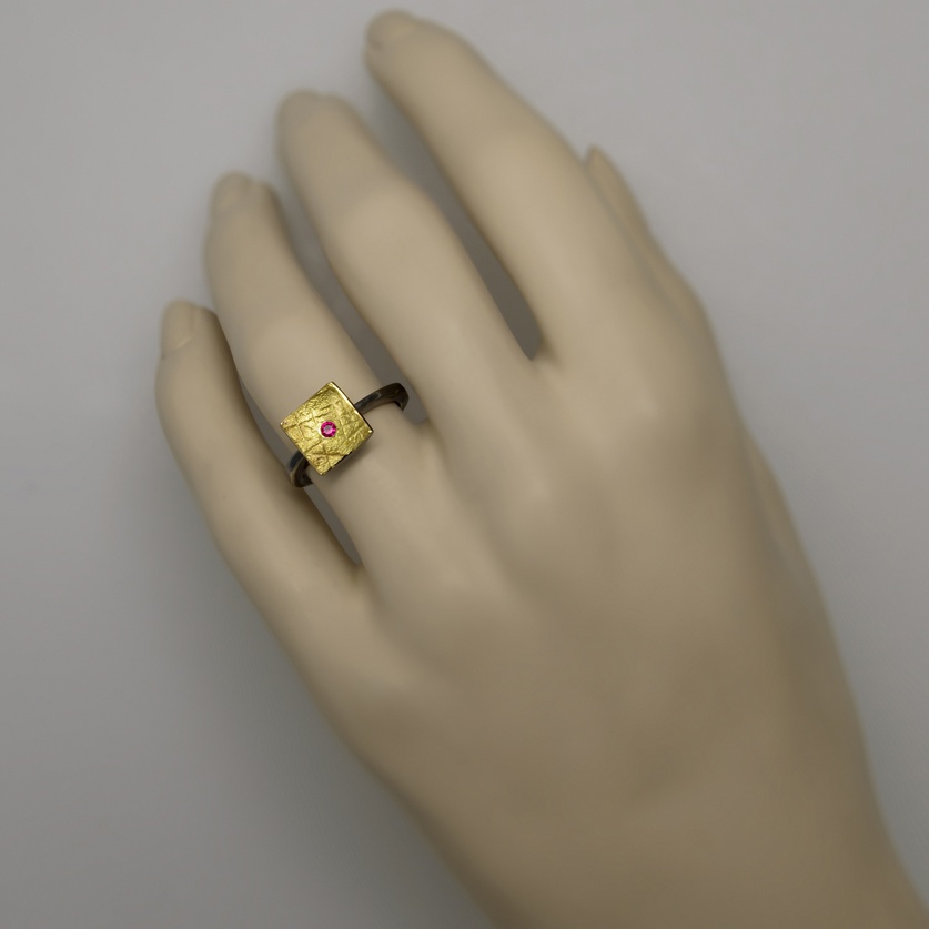 Τετράγωνο ασημένιο δαχτυλίδι με χρυσό και ρουμπίνι
