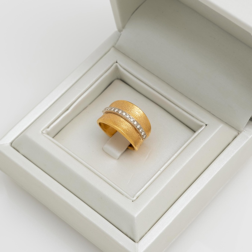Dazzling gold ring with brilliant-cut diamonds