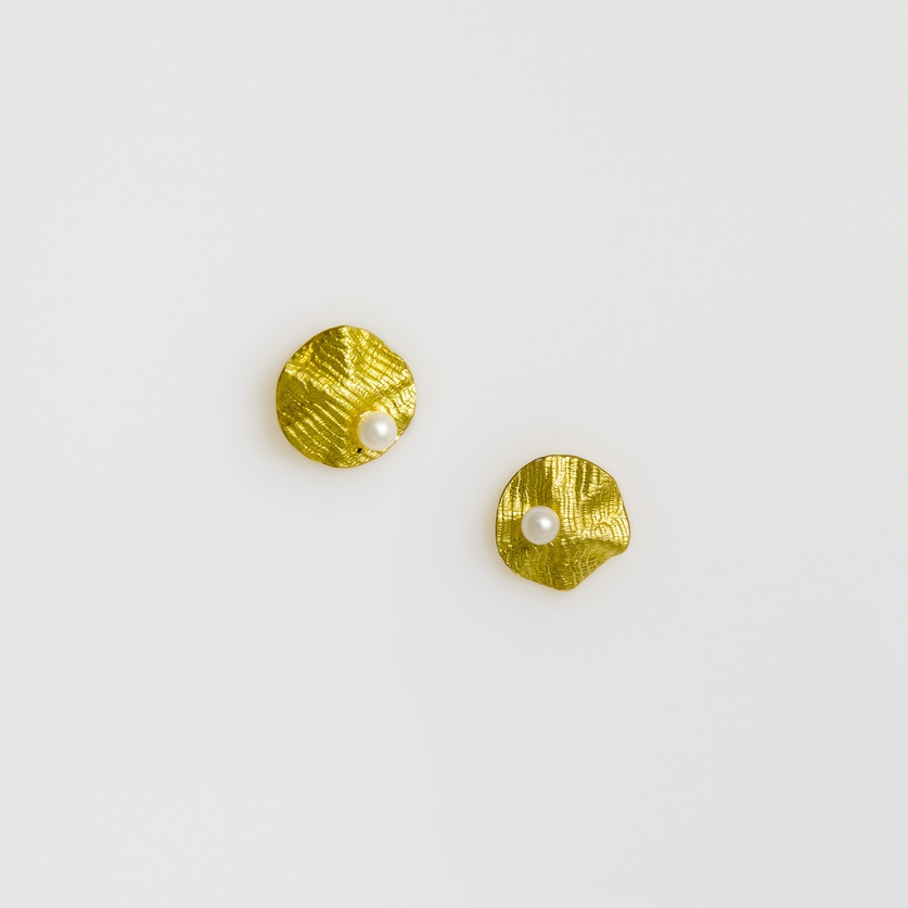 Elegant "limpet" earrings in gold with small pearl