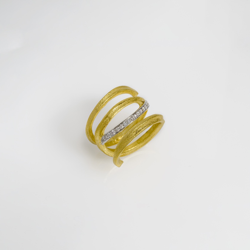 Exquisite ring in yellow and white gold with diamonds