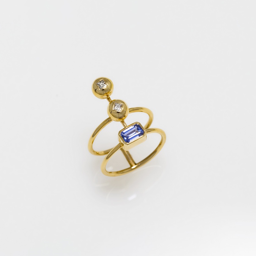 Awe-inspiring gold ring with diamonds and sapphire