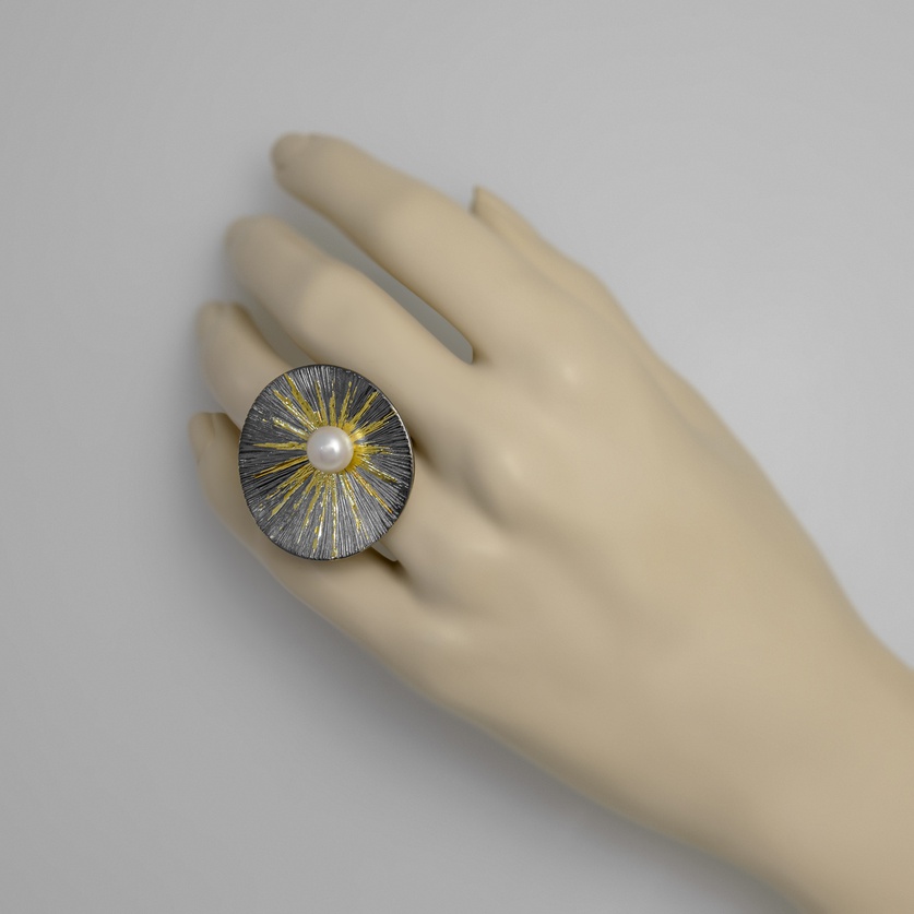 Εντυπωσιακό ασημένιο δαχτυλίδι με ένθετο χρυσό και ένα μαργαριτάρι